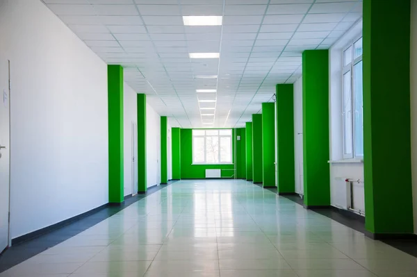 Empty clean hallway or corridor of interior classroom — Stok fotoğraf