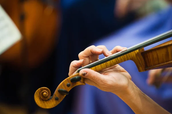 Violinist spelar violin närbild — Stockfoto