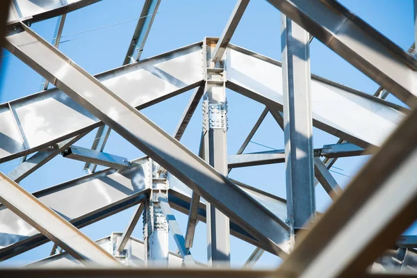 Steel frame workshop is under construction against a blue sky — Stock Photo, Image