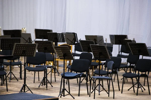 Η σκηνή είναι έτοιμη για την ορχήστρα. — Φωτογραφία Αρχείου