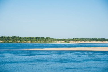 Nehir kıyısında güzel bir yaz manzarası, güneşli bir gün