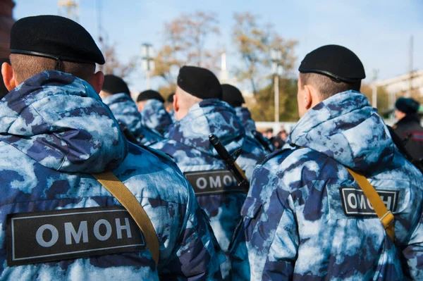 Rosyjscy Policjanci Mundurach Tekst Języku Rosyjskim Specjalna Jednostka Policyjna Omon — Zdjęcie stockowe
