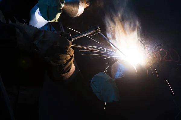 Scintille Mentre Saldatore Utilizza Torcia Alla Saldatura — Foto Stock