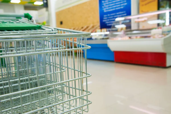 Fila Carrinhos Compras Vazios Supermercado — Fotografia de Stock