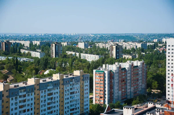 Helt Lägenhet Byggnad Mot Den Blå Sommarhimlen — Stockfoto