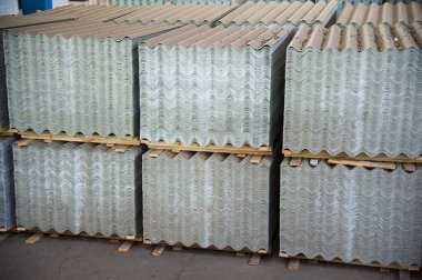 Asbest çatı. Asbest beton çatı çarşafları, kıvrımlı paneller, istiflenmiş.