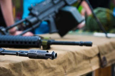 Masada cephaneyle makineli tüfekleri kapatın.