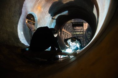 Kaynakçı kaynak yaparken kaynak yaparken kıvılcımlar