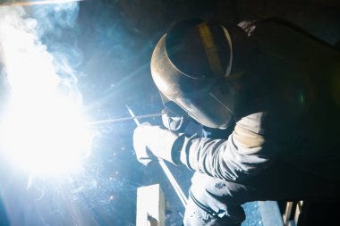 Kaynakçı kaynak yaparken kaynak yaparken kıvılcımlar