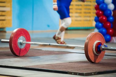 Ağırsıklet yüklenmiş halter halteri bir sınıf ya da yarışma için hazır