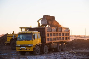 Buldozer şehrin yakınındaki vahşi bir çöplüğü temizliyor. Ekoloji