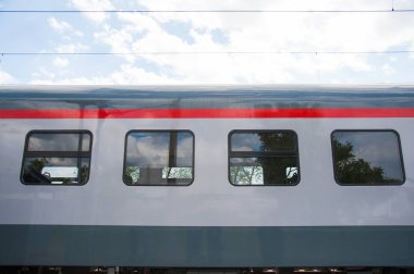 Modern tren istasyonunda kırmızı tren