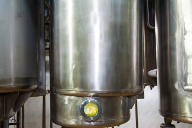 Endüstriyel sert peynir üretimi. Peynir çok lezzetli ve sağlıklı bir üründür.