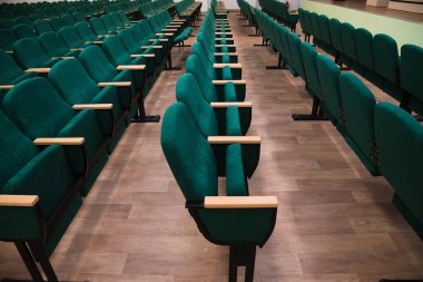 Konferans odasında sıralı sandalyeler