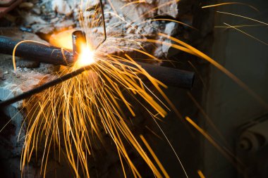 Kaynakçı kaynak yaparken kaynak yaparken kıvılcımlar