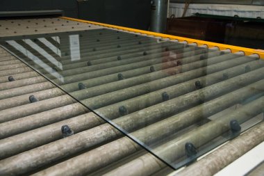 Cam fabrikası. PVC Pencere ve Kapı Üretimi için Cam Paneller, sertleştirilmiş yüzer cam paneller
