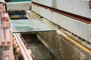 Cam fabrikası. PVC Pencere ve Kapı Üretimi için Cam Paneller, sertleştirilmiş yüzer cam paneller