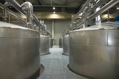 İçerideki tahıl işleme tesisi. Endüstriyel fabrika siloları ve gıda üretimi ekipmanları