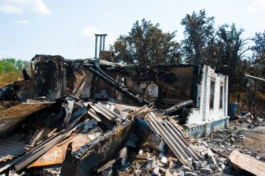 Büyük felaketten sonra ev harabeleri - yangın