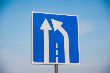 Yol tabelası: Yolun sonu. Mavi gökyüzüne karşı yol işareti.