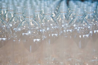 Plastik şişeler, kimya endüstrisi.