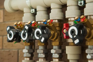 Bakır valfler, paslanmaz top valfleri, merkezi ısıtma sisteminde su ve plastik boruların detektörü yenileme, tadilat ve inşaat süresince apartmanda su boruları