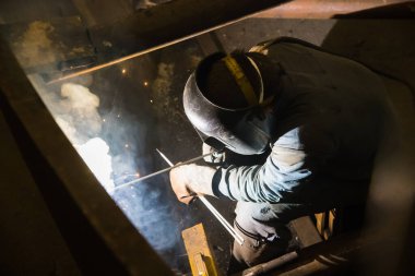 Kaynakçı kaynak yaparken kaynak yaparken kıvılcımlar