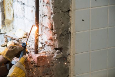 Kaynakçı kaynak yaparken kaynak yaparken kıvılcımlar