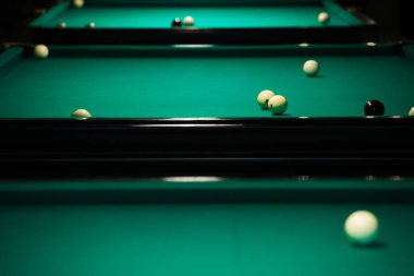 Yeşil kumaş üzerinde bilardo oyunu. Bilardo beyaz bilardo topları. Kapatın.