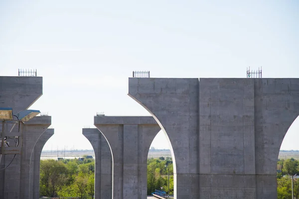 川を渡って道路橋の交換の建設 建設現場の建物や建設機械 青い空に対する橋のサポート — ストック写真