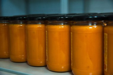 Organik bal dolu kavanozlar. Fabrikada üretim