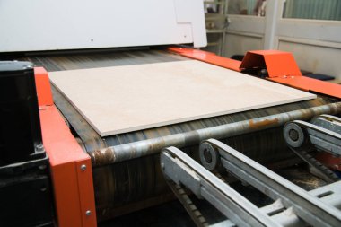 Seramik fayans üretim fabrikası. Ağır fabrikadaki seramik fayanslar için taşıma hattı. Seramik fayanslar yapma süreci