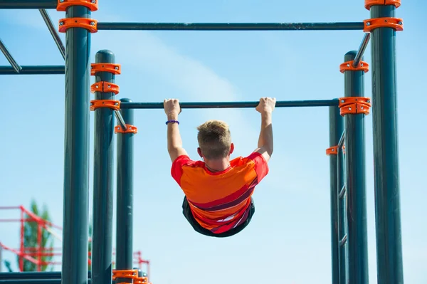 Young Man Exercising Horizontal Bar Outdoors Calisthenics Workout — Stock Photo, Image
