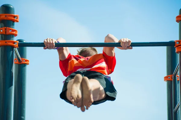 Young Man Exercising Horizontal Bar Outdoors Calisthenics Workout — Stock Photo, Image