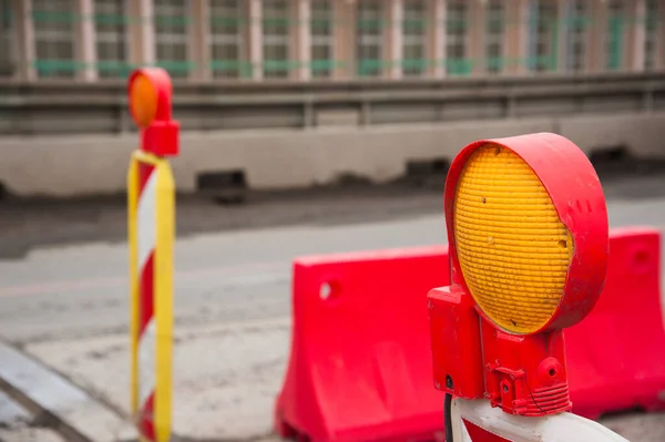 Reparatur Von Asphaltbelag Orangefarbenes Baustellenlicht Barrikade Und Rote Schutzplanken Auf — Stockfoto