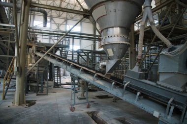 Seramik fayans üretim fabrikası. Ağır fabrikadaki seramik fayanslar için taşıma hattı. Seramik fayanslar yapma süreci