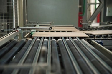 Seramik fayans üretim fabrikası. Ağır fabrikadaki seramik fayanslar için taşıma hattı. Seramik fayanslar yapma süreci
