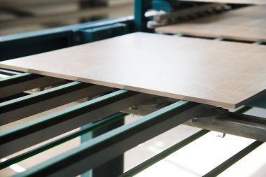 Seramik fayans üretim fabrikası. Ağır fabrikadaki seramik fayanslar için taşıma hattı. Seramik fayanslar yapma süreci