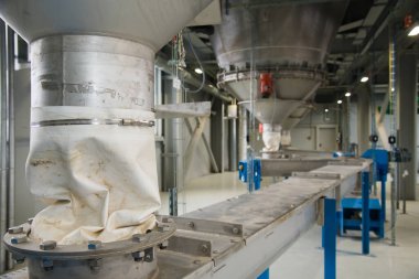 İçerideki tahıl işleme tesisi. Endüstriyel fabrika siloları ve gıda üretimi ekipmanları