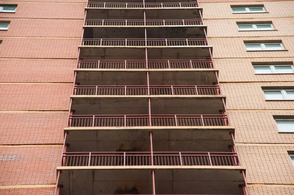 Brand Novo Edifício Apartamentos Contra Céu Outono Cinza — Fotografia de Stock