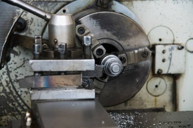 Metal endüstrisi. Sabun makinesinde çalışan metalde kesme aracı