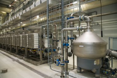 İçerideki tahıl işleme tesisi. Endüstriyel fabrika siloları ve gıda üretimi ekipmanları