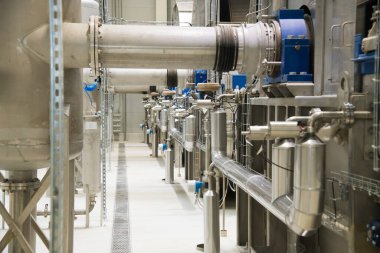 İçerideki tahıl işleme tesisi. Endüstriyel fabrika siloları ve gıda üretimi ekipmanları