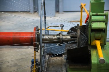 Metal ip üretimi. Otomatik büküm çizgisi. Üretim hattı. Ağır sanayi