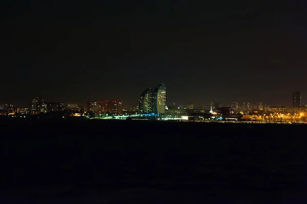 Panorama Ciudad Por Noche Río Primer Plano — Foto de Stock