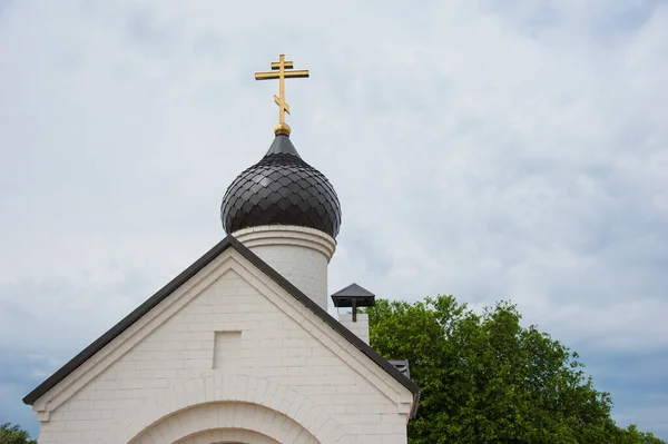 Die Kirche Der Goldenen Kuppeln Mit Einem Kreuz Vor Blauem — Stockfoto