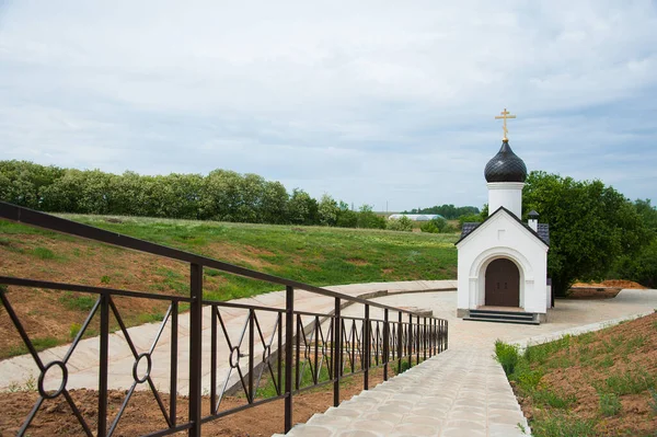 青空を背景に十字架を持つ黄金のドーム教会 — ストック写真