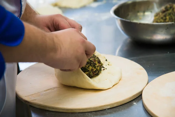 Chef Profesional Prepara Pastel Carne Cerrado Cocina Del Restaurante — Foto de Stock