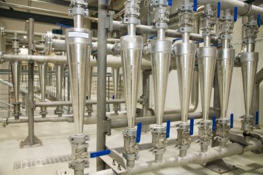 İçerideki tahıl işleme tesisi. Endüstriyel fabrika siloları ve gıda üretimi ekipmanları