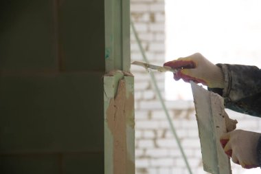 Bitmemiş inşaat odası boş. Hafif beton bloklardan duvarlar boş kapı çerçeveleri, tamamlanmamış iç mekan, inşaat halindeki ev